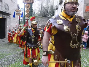 Setmana Santa 2022 a Girona. Sortida dels Manaies per lliurar el Pen&oacute;