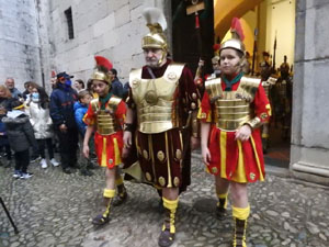 Setmana Santa 2022 a Girona. Sortida dels Manaies per lliurar el Pen&oacute;