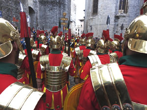 Setmana Santa 2022 a Girona. Sortida dels Manaies per lliurar el Pen&oacute;