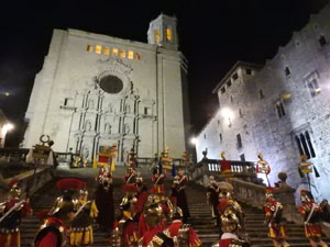 Setmana Santa 2022 a Girona. Sortida dels Manaies per lliurar el Pen&oacute;