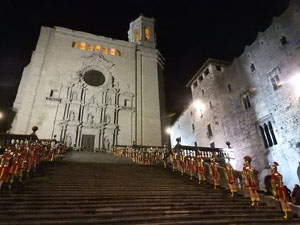 Setmana Santa 2022 a Girona. Sortida dels Manaies per lliurar el Pen&oacute;