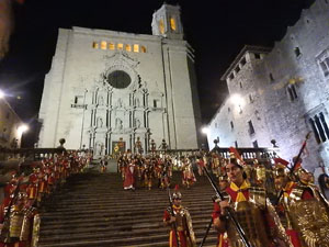 Setmana Santa 2022 a Girona. Sortida dels Manaies per lliurar el Pen&oacute;