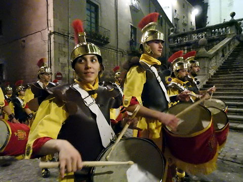 La banda de m&uacute;sica del Manaies entrant a la pla&ccedil;a de la Catedral