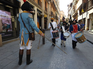 XIII Festa Reviu els Setges Napole&ograve;nics de Girona. Desfilada pels carrers de Girona