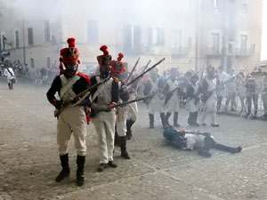 XIII Festa Reviu els Setges Napole&ograve;nics de Girona. Desfilada pels carrers de Girona