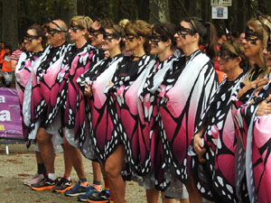 Cursa de la Dona 2022. Concentraci&oacute; i sortida del Parc de la Devesa, cursa pels carrers de Girona