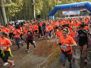 Cursa de la Dona 2022. Concentraci&oacute; i sortida del Parc de la Devesa, cursa pels carrers de Girona