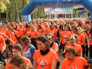 Cursa de la Dona 2022. Concentraci&oacute; i sortida del Parc de la Devesa, cursa pels carrers de Girona