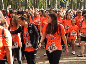 Cursa de la Dona 2022. Concentraci&oacute; i sortida del Parc de la Devesa, cursa pels carrers de Girona