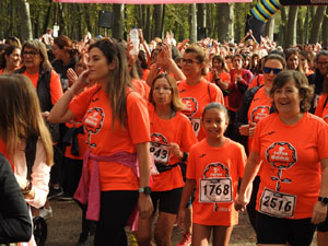 Cursa de la Dona 2022. Concentraci&oacute; i sortida del Parc de la Devesa, cursa pels carrers de Girona