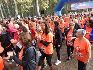 Cursa de la Dona 2022. Concentraci&oacute; i sortida del Parc de la Devesa, cursa pels carrers de Girona