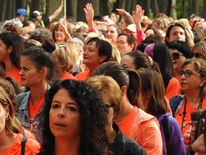 Cursa de la Dona 2022. Concentraci&oacute; i sortida del Parc de la Devesa, cursa pels carrers de Girona