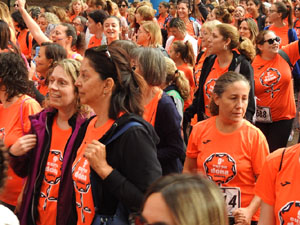 Cursa de la Dona 2022. Concentraci&oacute; i sortida del Parc de la Devesa, cursa pels carrers de Girona