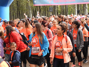 Cursa de la Dona 2022. Concentraci&oacute; i sortida del Parc de la Devesa, cursa pels carrers de Girona
