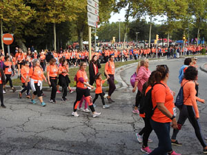Cursa de la Dona 2022. Concentraci&oacute; i sortida del Parc de la Devesa, cursa pels carrers de Girona