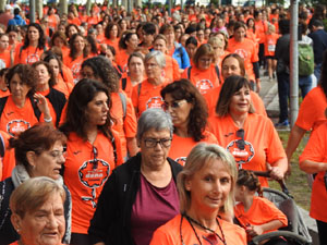 Cursa de la Dona 2022. Concentraci&oacute; i sortida del Parc de la Devesa, cursa pels carrers de Girona