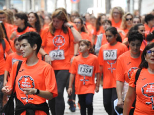 Cursa de la Dona 2022. Concentraci&oacute; i sortida del Parc de la Devesa, cursa pels carrers de Girona