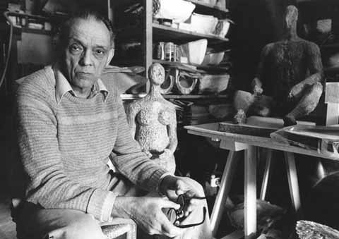Retrat de l'artista Francesc Torres Mons&oacute; en el seu estudi. 1988