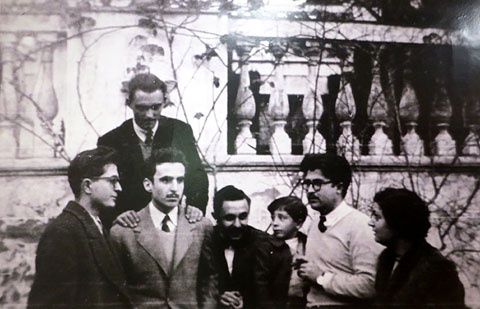 El grup Postectura reunit al Jard&iacute; dels Tarongers, a Pedralbes, on Mart&iacute; Sab&eacute; tenia l'estudi. Ca. 1950