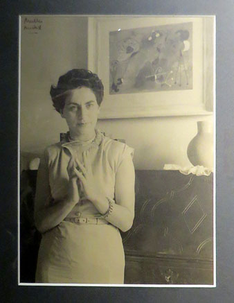 Nicol&aacute;s M&uuml;ller. Retrat de Maria Teresa Bermejo al seu domicili de Barcelona, 1951. Fotografia