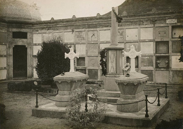 Monument funerari a Ferr&aacute;ndiz i Bell&eacute;s, al cementiri de Girona, fet per l'escultor F. Planes el 1889