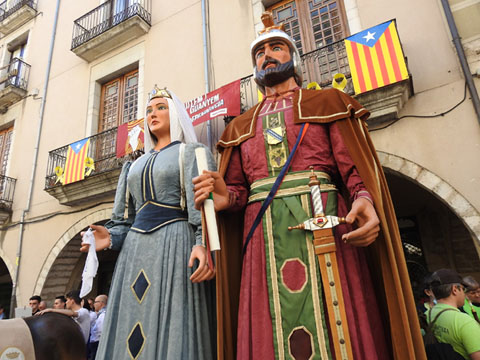 Els gegants de Bellv&iacute;s a la pla&ccedil;a del Vi
