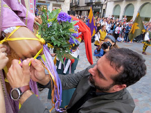 Fires de Sant Narc&iacute;s 2022. Toc de rams. Cerim&ograve;nia del canvi de rams de les gegantes