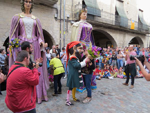 Fires de Sant Narc&iacute;s 2022. Toc de rams. Cerim&ograve;nia del canvi de rams de les gegantes