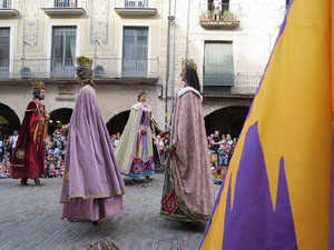 Fires de Sant Narc&iacute;s 2022. Toc de rams. Cerim&ograve;nia del canvi de rams de les gegantes
