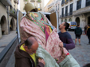 Fires de Sant Narc&iacute;s 2022. Toc de rams. Cerim&ograve;nia del canvi de rams de les gegantes
