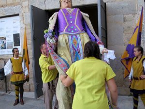 Fires de Sant Narc&iacute;s 2022. Toc de rams. Cerim&ograve;nia del canvi de rams de les gegantes