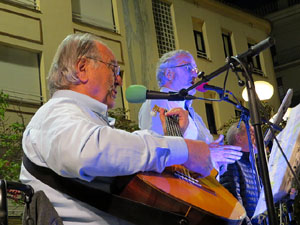 Fires de Sant Narc&iacute;s 2022. Cantada d'havaneres a la pla&ccedil;a de l'U d'octubre de 2017 pel grup Vell Galligants