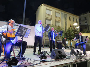 Fires de Sant Narc&iacute;s 2022. Cantada d'havaneres a la pla&ccedil;a de l'U d'octubre de 2017 pel grup Vell Galligants