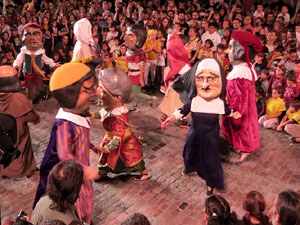 Fires de Sant Narc&iacute;s 2022. Ball de l'&Agrave;liga, capgrossos i gegants