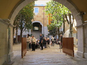 Fires de Sant Narc&iacute;s 2022. Trobada de puntaires al pati de les Magn&ograve;lies
