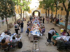 Fires de Sant Narc&iacute;s 2022. Trobada de puntaires al pati de les Magn&ograve;lies