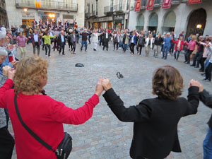 Fires de Sant Narc&iacute;s 2022. Ballada de sardanes amb la Cobla Montgrins a la pla&ccedil;a del Vi