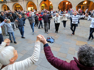 Fires de Sant Narc&iacute;s 2022. Ballada de sardanes amb la Cobla Montgrins a la pla&ccedil;a del Vi