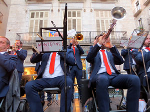 Fires de Sant Narc&iacute;s 2022. Ballada de sardanes amb la Cobla Montgrins a la pla&ccedil;a del Vi