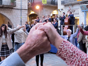 Fires de Sant Narc&iacute;s 2022. Ballada de sardanes amb la Cobla Montgrins a la pla&ccedil;a del Vi