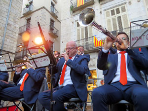 Fires de Sant Narc&iacute;s 2022. Ballada de sardanes amb la Cobla Montgrins a la pla&ccedil;a del Vi