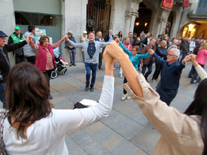 Fires de Sant Narc&iacute;s 2022. Ballada de sardanes amb la Cobla Montgrins a la pla&ccedil;a del Vi