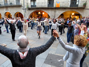 Fires de Sant Narc&iacute;s 2022. Ballada de sardanes amb la Cobla Montgrins a la pla&ccedil;a del Vi