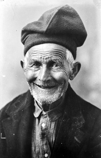 Retrat d'estudi d'un pag&egrave;s. 1920