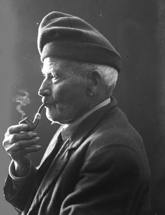 Retrat d'estudi d'un pag&egrave;s. 1920