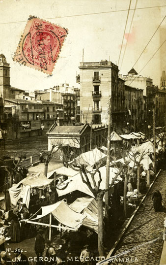 Mercat a la rambla de la Llibertat. Al centre, les casetes comercials de F&egrave;lix de Arz&uacute;a. 1905