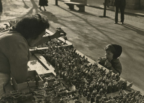 La fira de Sant Tom&agrave;s. Parada de figures del pessebre a la rambla de la Llibertat. 1956