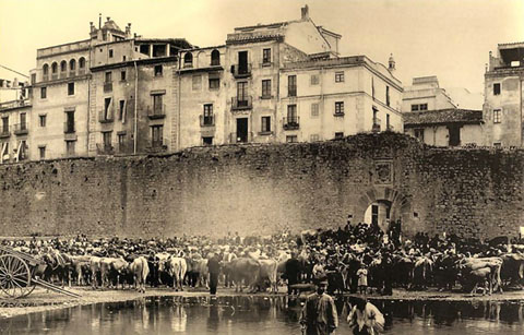 La muralla del Pes de la Palla i el portal de l'&Agrave;ngel un dia mercat del bestiar a l'Areny. 1901