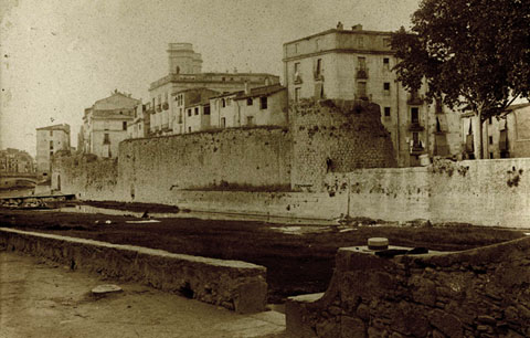 Tram de muralla de l'Onyar a l'altura del Portal del Carme. Al fons a la dreta, el portal de l'&Agrave;ngel i la palanca d'en Vila. 1901