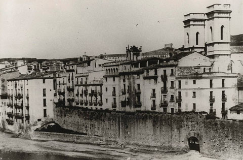 El sector de muralla del Pes de la Palla amb el portal de l'&Agrave;ngel. Les cases de l'esquerra serien enderrocades el 1903, per tal d'obrir-hi la Rambla Verdaguer. 1890-1901